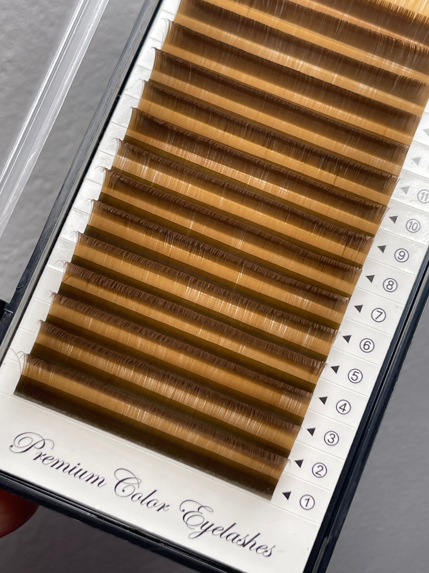 Ciglia marrone chiaro